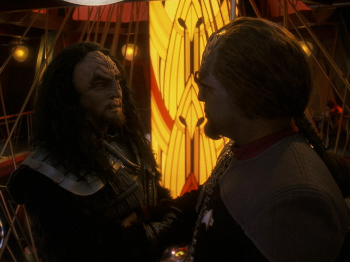 extant_StarTrek_DS9_5x21-SoldiersOfTheEmpire_03762.jpg