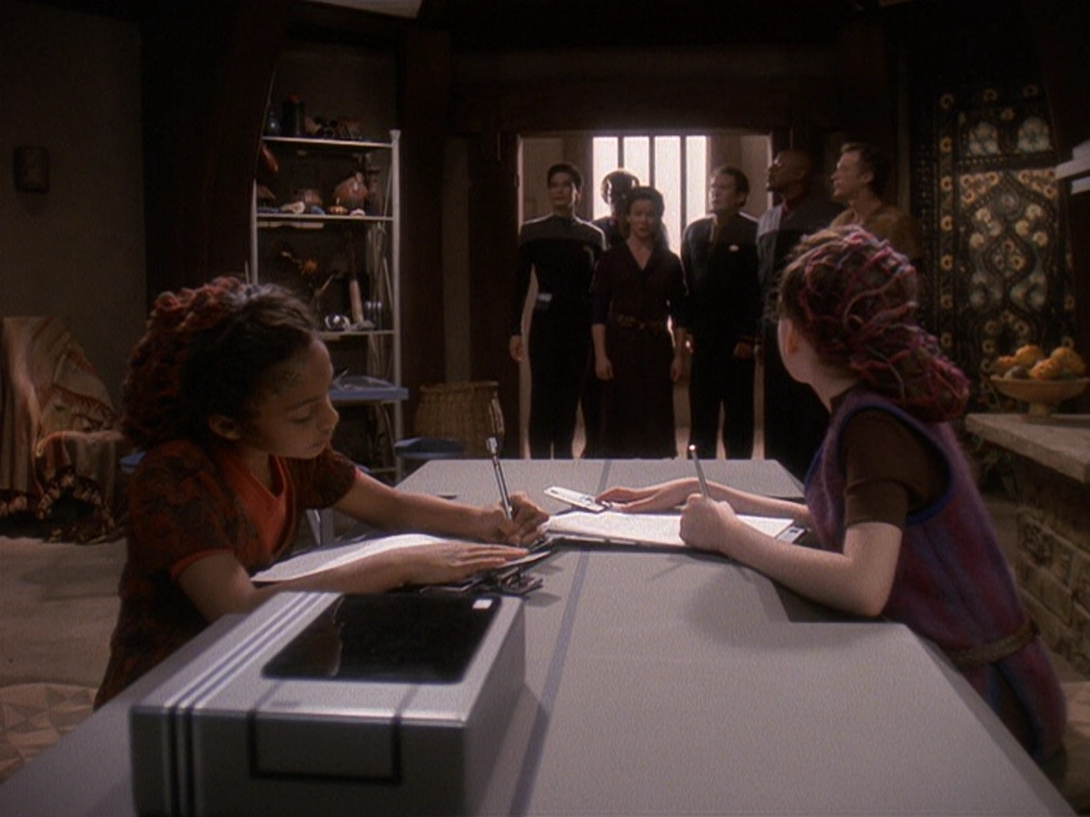 extant_StarTrek_DS9_5x22-ChildrenOfTime_00787.jpg