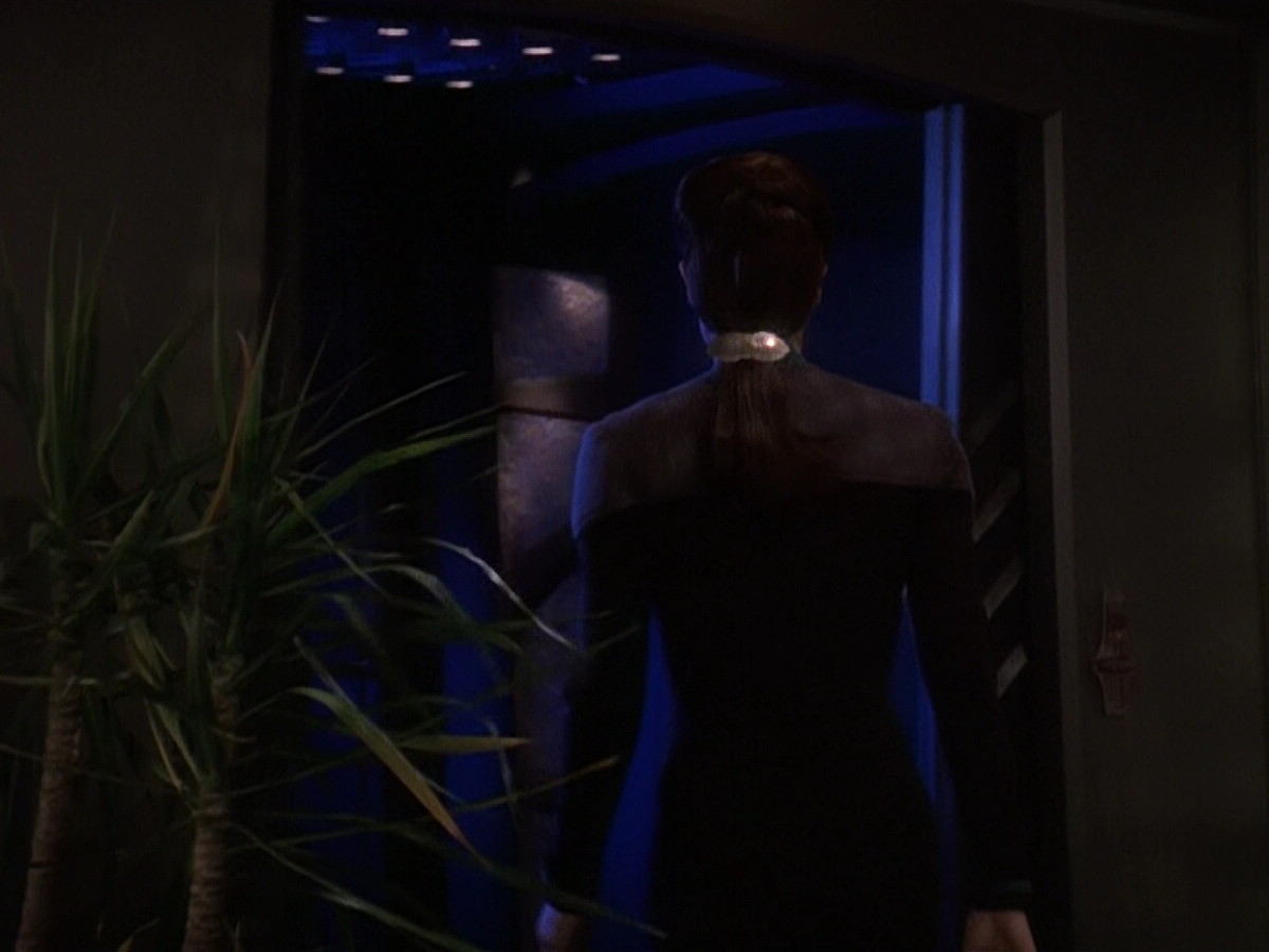 extant_StarTrek_DS9_5x23-BlazeOfGlory_03728.jpg