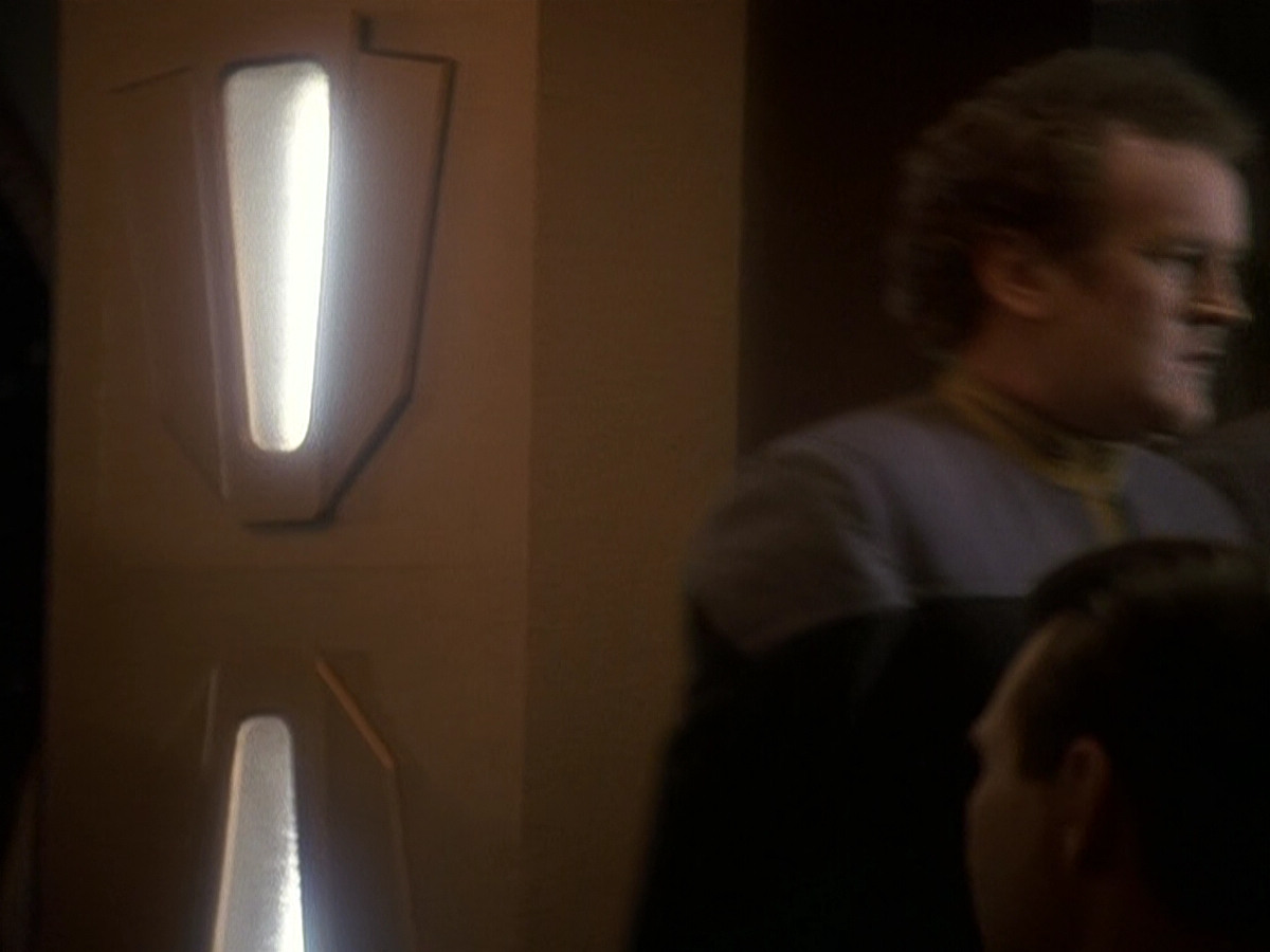 extant_StarTrek_DS9_5x26-CallToArms_00137.jpg