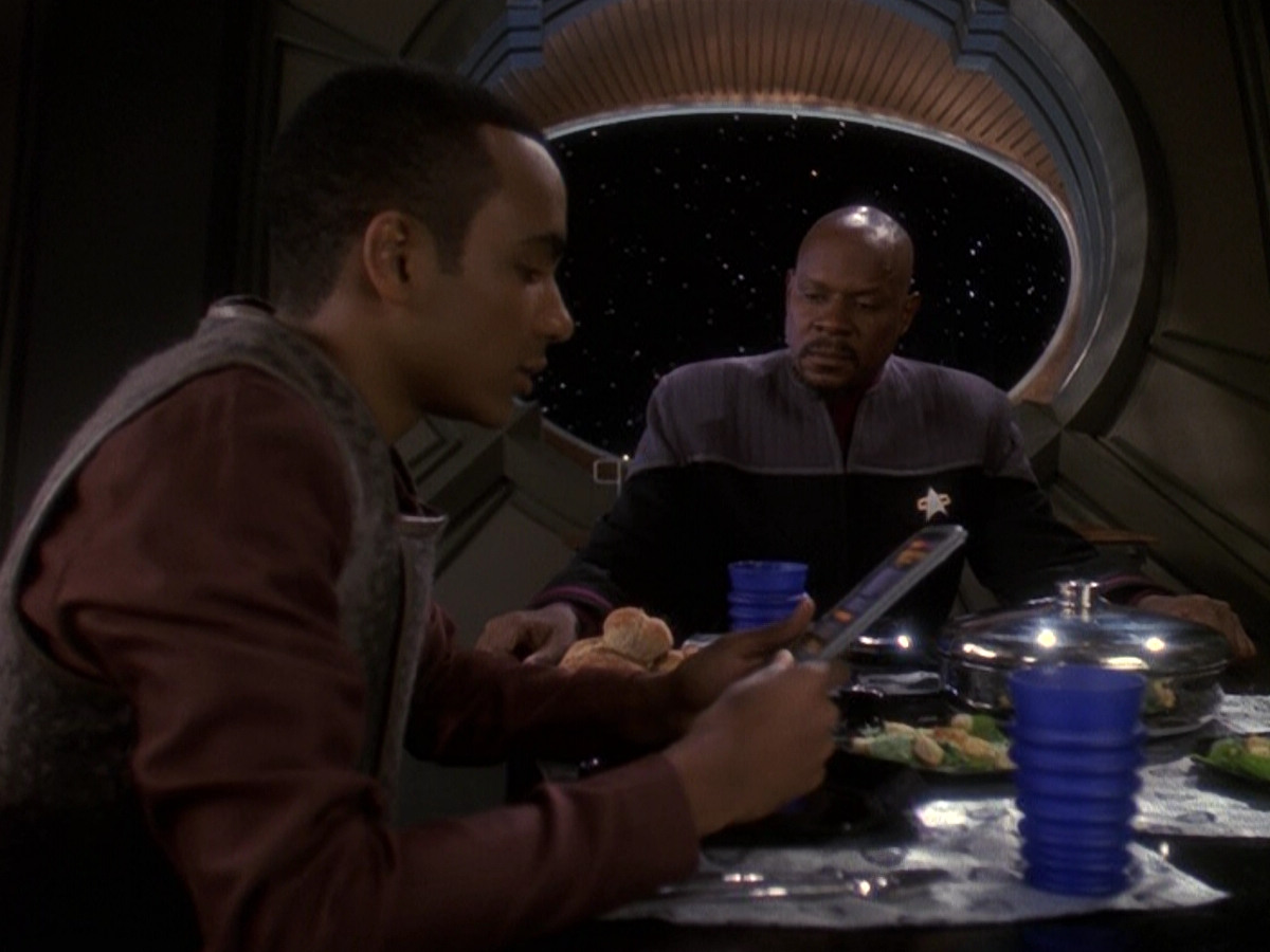 extant_StarTrek_DS9_5x26-CallToArms_00495.jpg
