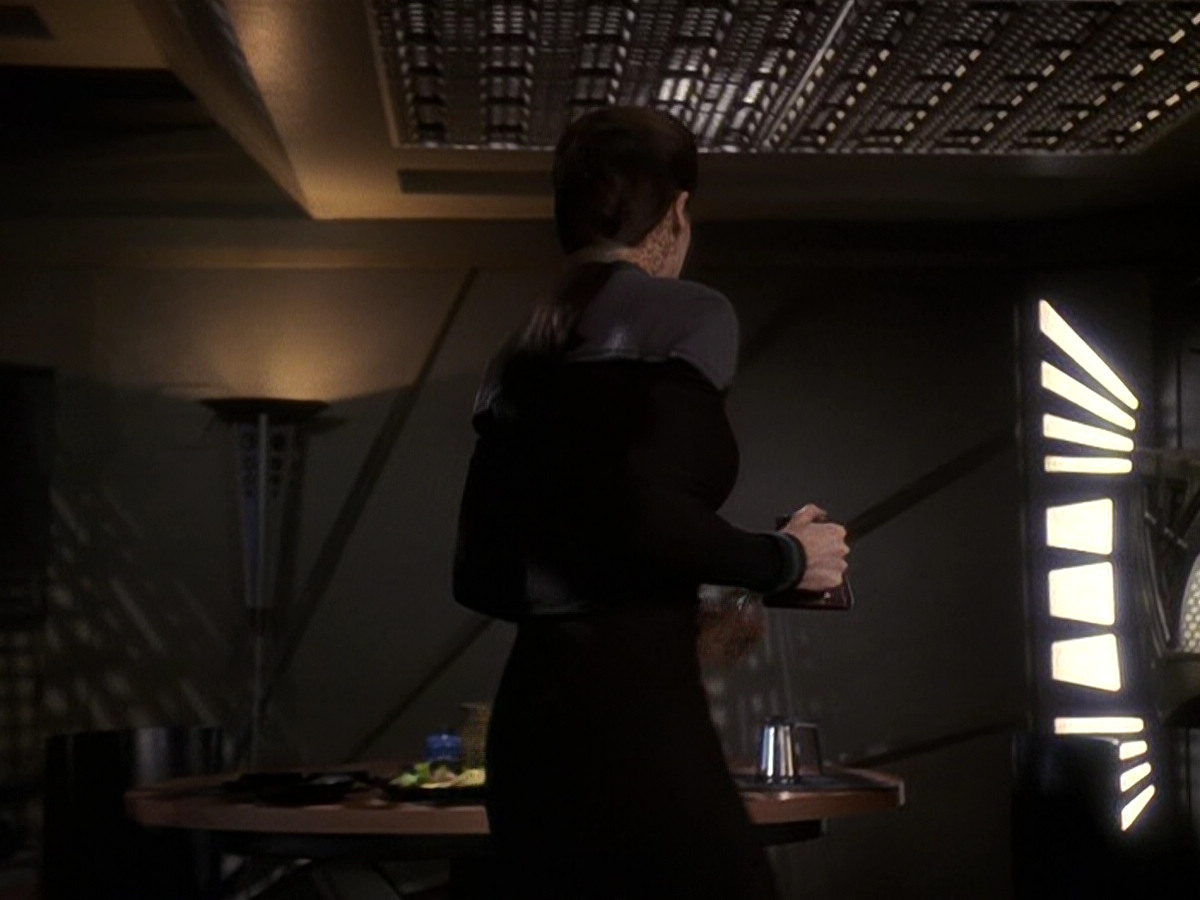 extant_StarTrek_DS9_5x26-CallToArms_00875.jpg