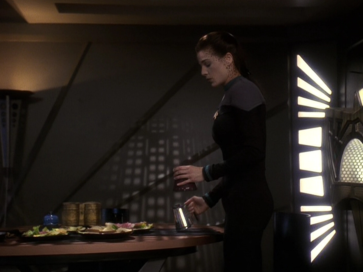 extant_StarTrek_DS9_5x26-CallToArms_00878.jpg
