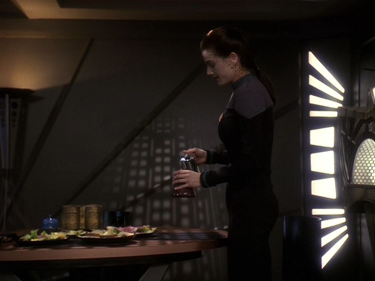extant_StarTrek_DS9_5x26-CallToArms_00879.jpg