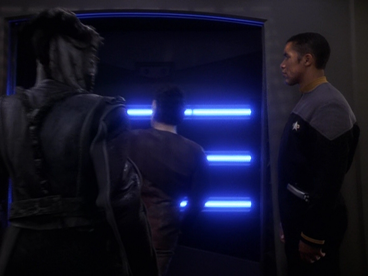 extant_StarTrek_DS9_5x26-CallToArms_01599.jpg