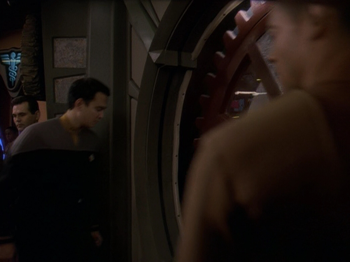 extant_StarTrek_DS9_5x26-CallToArms_01801.jpg