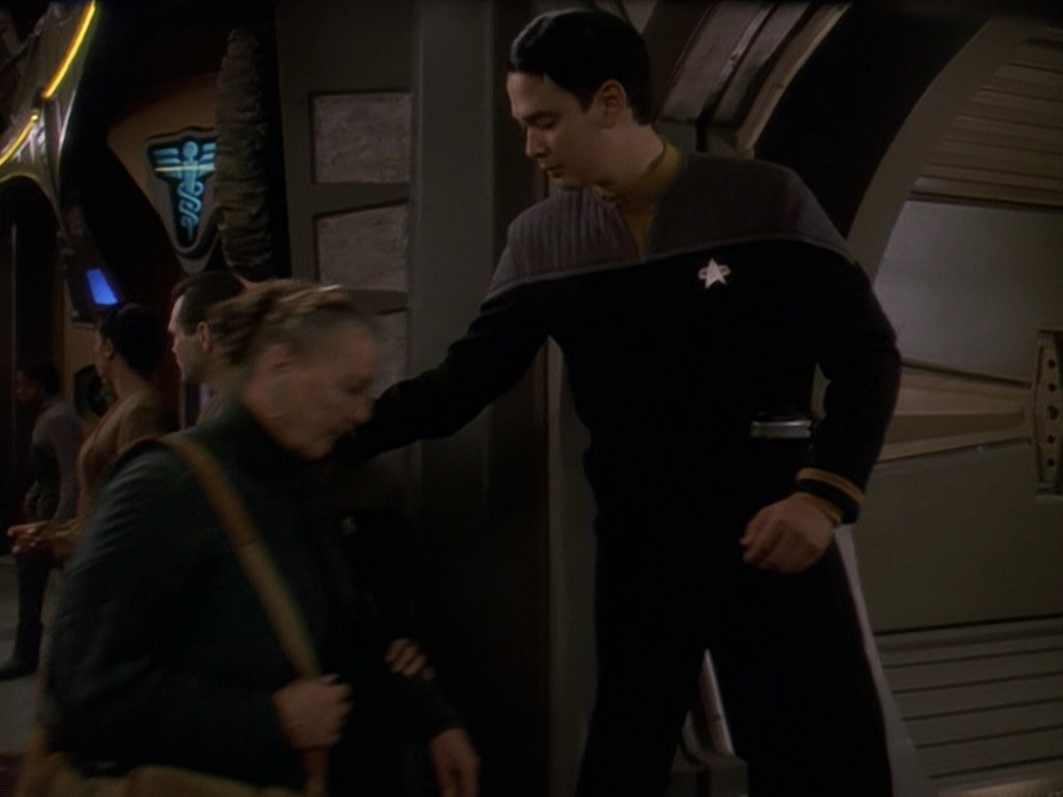 extant_StarTrek_DS9_5x26-CallToArms_01804.jpg