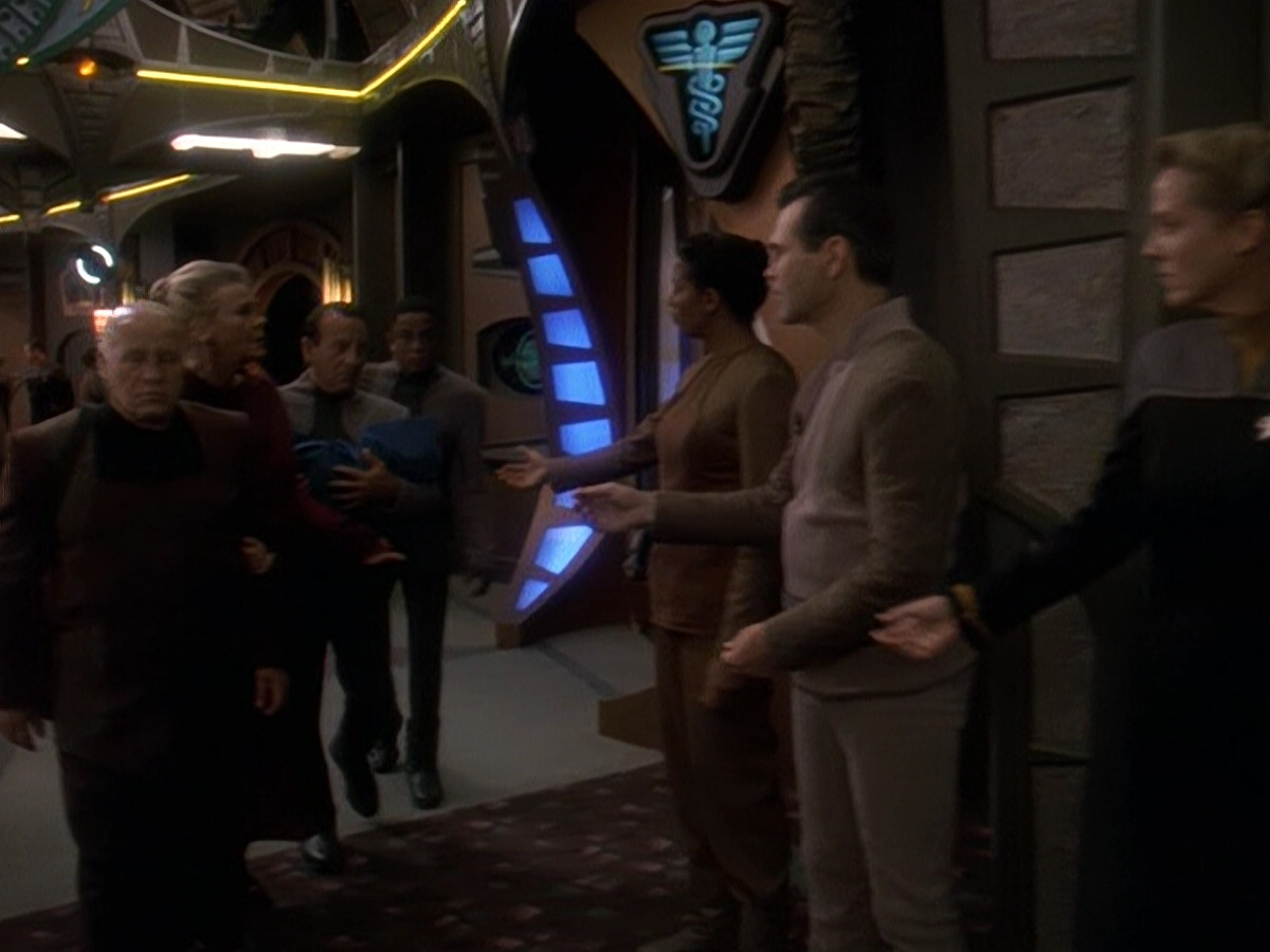 extant_StarTrek_DS9_5x26-CallToArms_01808.jpg