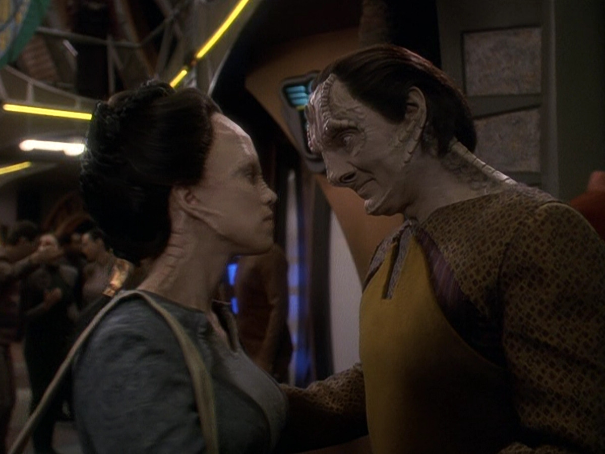 extant_StarTrek_DS9_5x26-CallToArms_01910.jpg