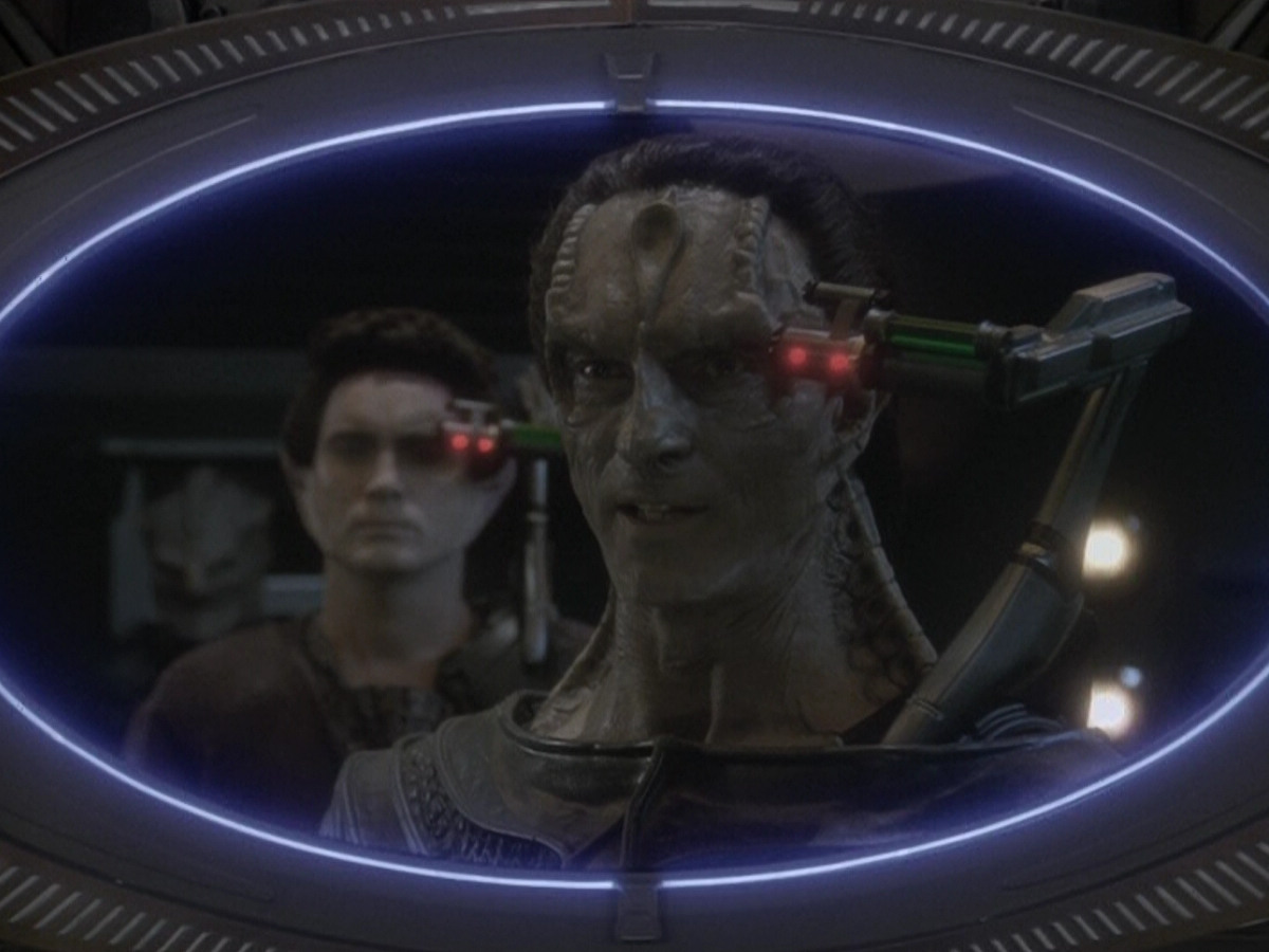 extant_StarTrek_DS9_5x26-CallToArms_02190.jpg