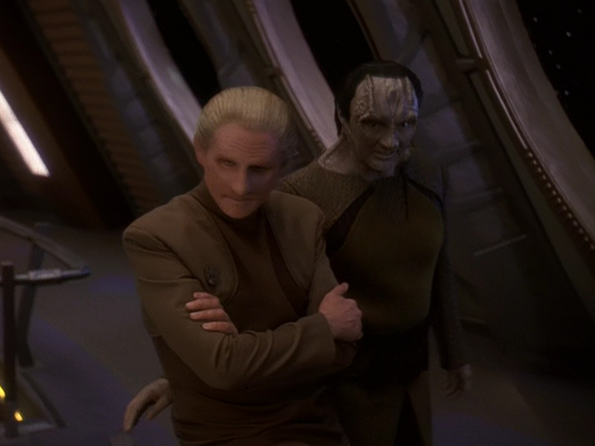 extant_StarTrek_DS9_5x26-CallToArms_02381.jpg