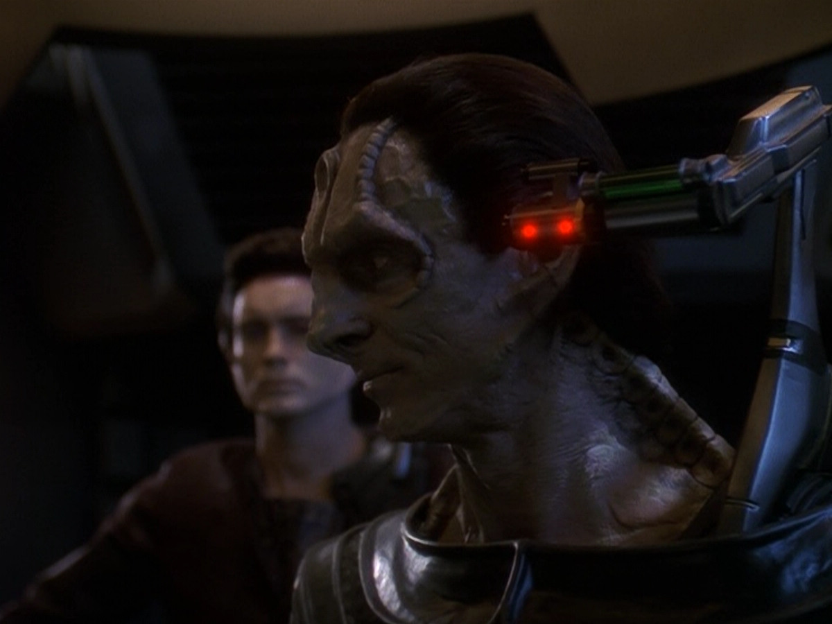 extant_StarTrek_DS9_5x26-CallToArms_02627.jpg