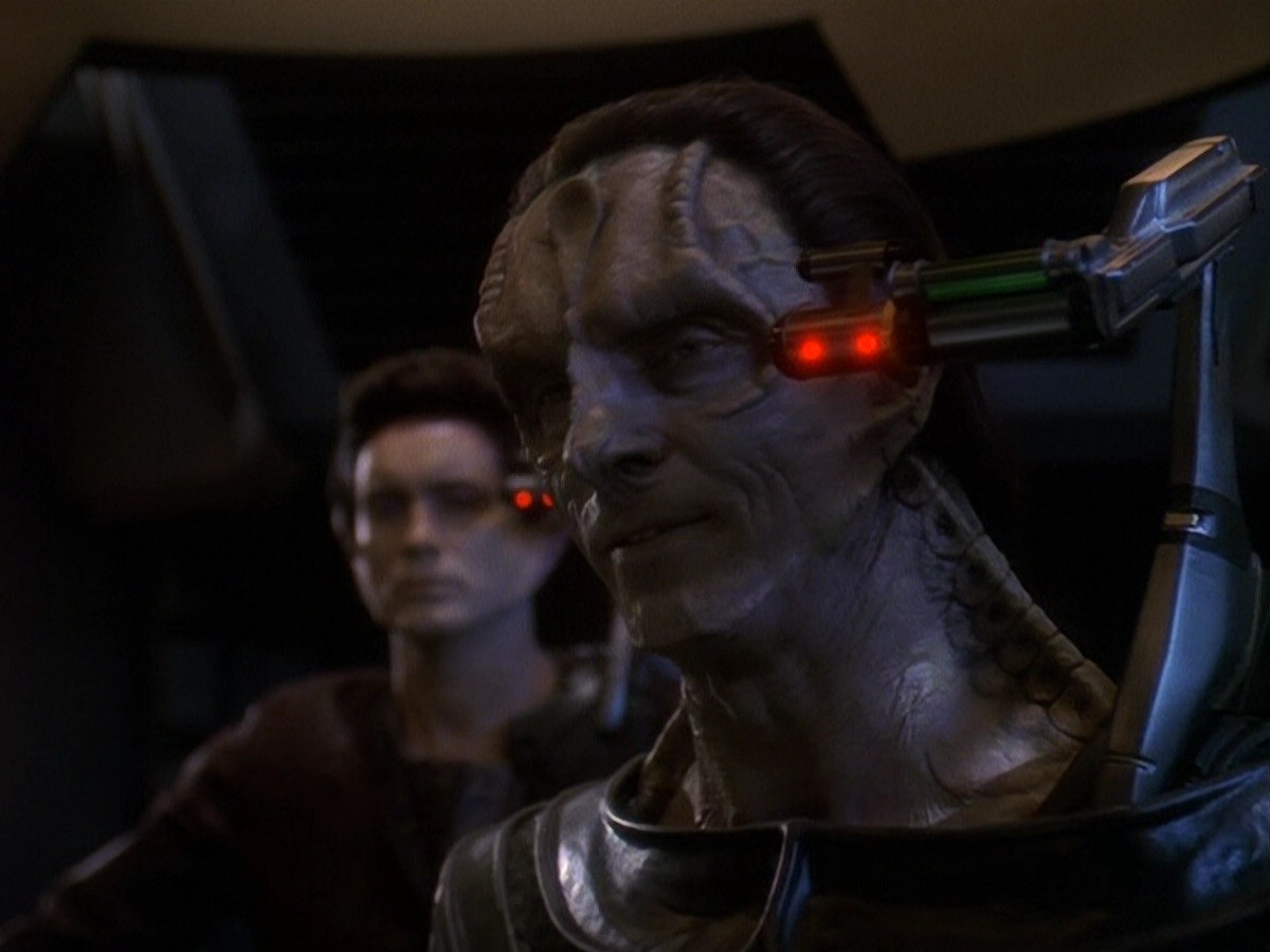 extant_StarTrek_DS9_5x26-CallToArms_02628.jpg