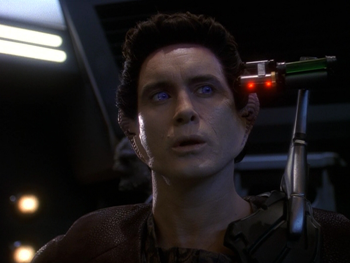 extant_StarTrek_DS9_5x26-CallToArms_02637.jpg