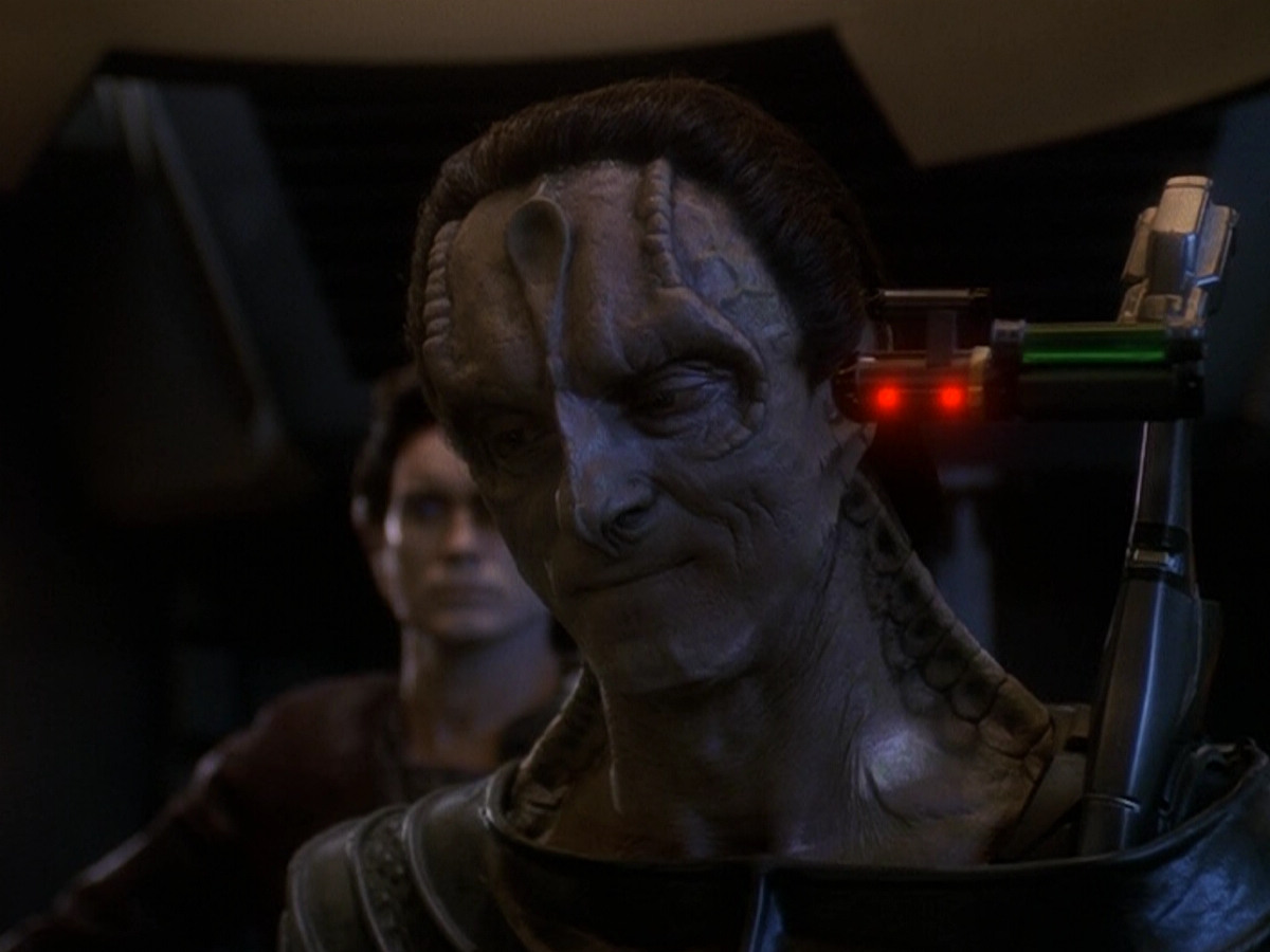 extant_StarTrek_DS9_5x26-CallToArms_02682.jpg
