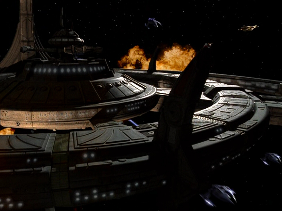 extant_StarTrek_DS9_5x26-CallToArms_02712.jpg