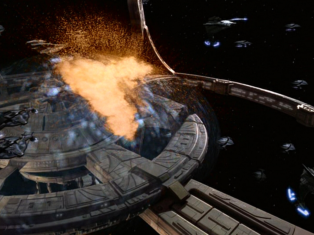 extant_StarTrek_DS9_5x26-CallToArms_02725.jpg