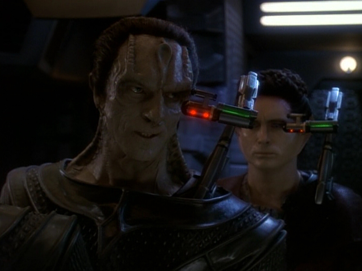 extant_StarTrek_DS9_5x26-CallToArms_02971.jpg