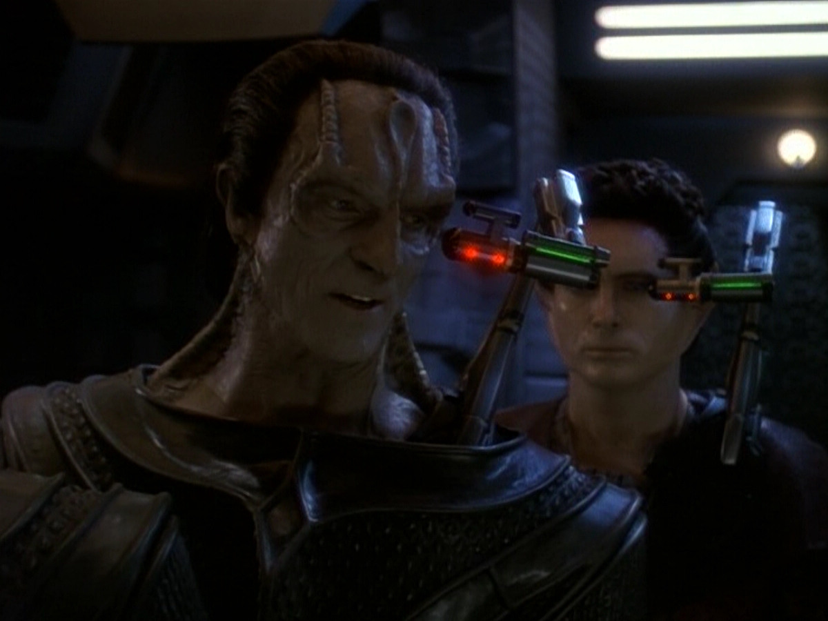 extant_StarTrek_DS9_5x26-CallToArms_02975.jpg