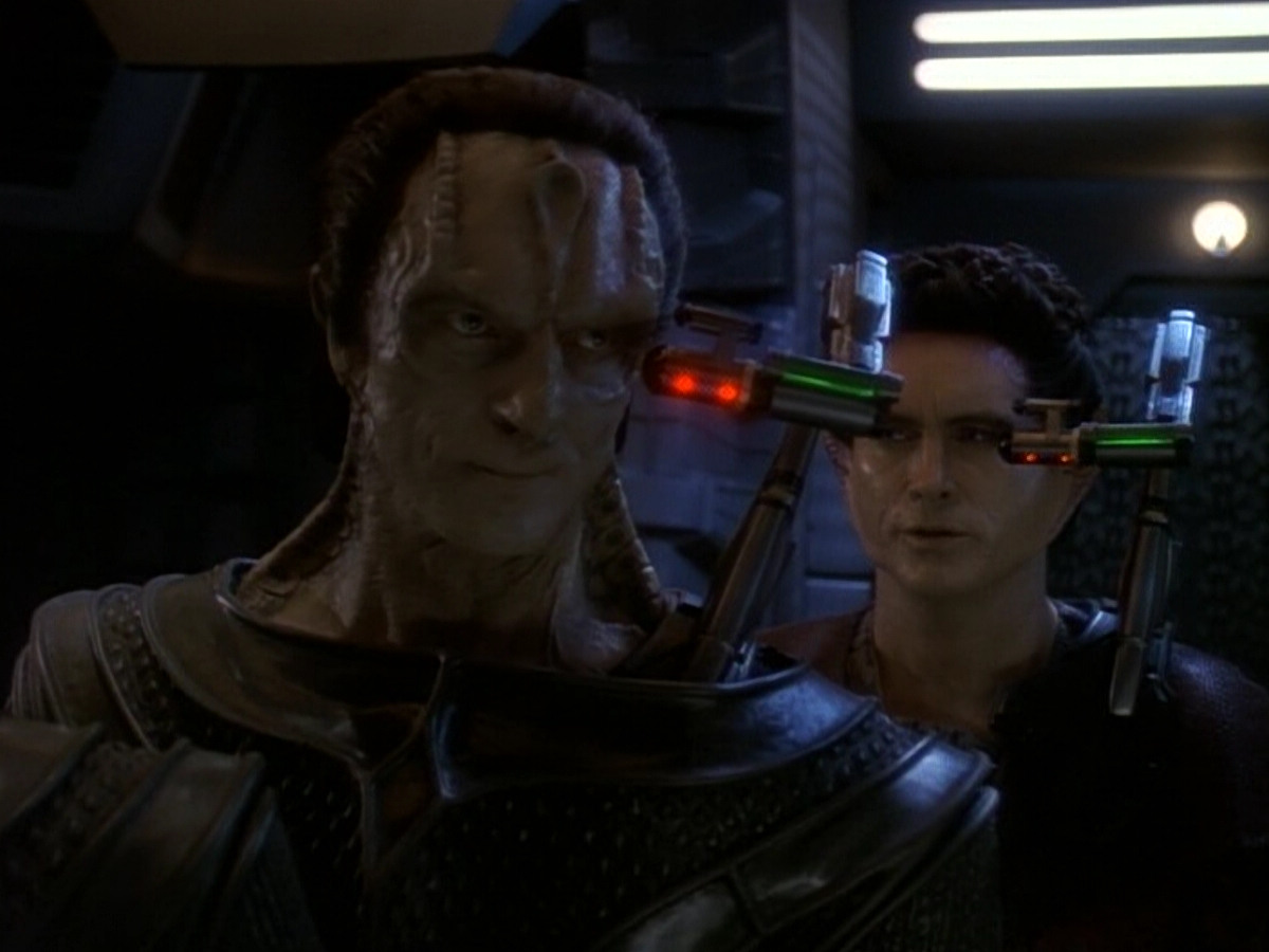 extant_StarTrek_DS9_5x26-CallToArms_02979.jpg