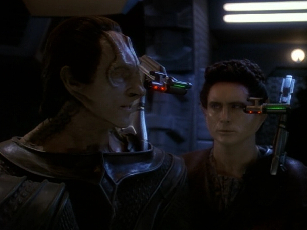 extant_StarTrek_DS9_5x26-CallToArms_02982.jpg