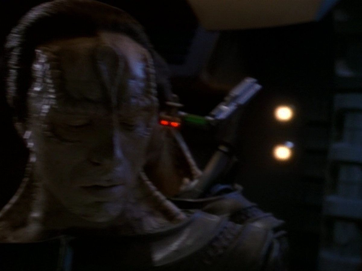 extant_StarTrek_DS9_5x26-CallToArms_02987.jpg