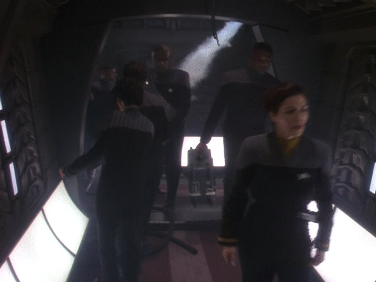 extant_StarTrek_DS9_5x26-CallToArms_03033.jpg