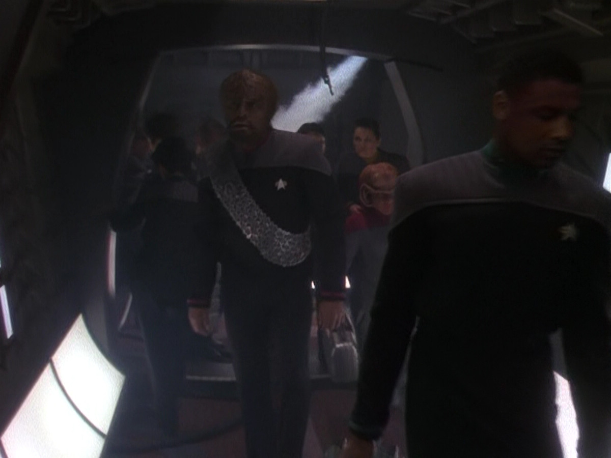 extant_StarTrek_DS9_5x26-CallToArms_03036.jpg
