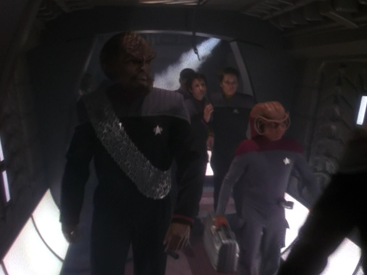 extant_StarTrek_DS9_5x26-CallToArms_03037.jpg