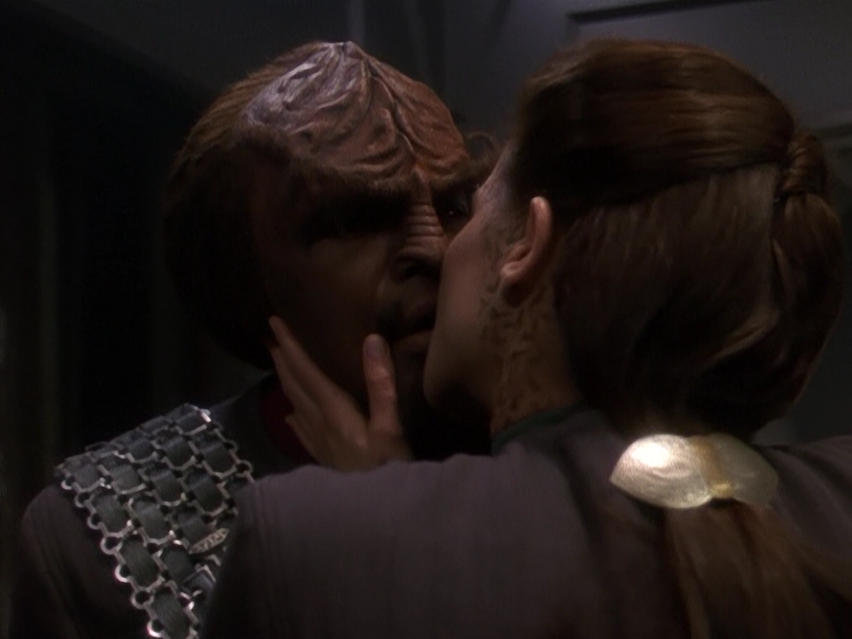 extant_StarTrek_DS9_5x26-CallToArms_03107.jpg