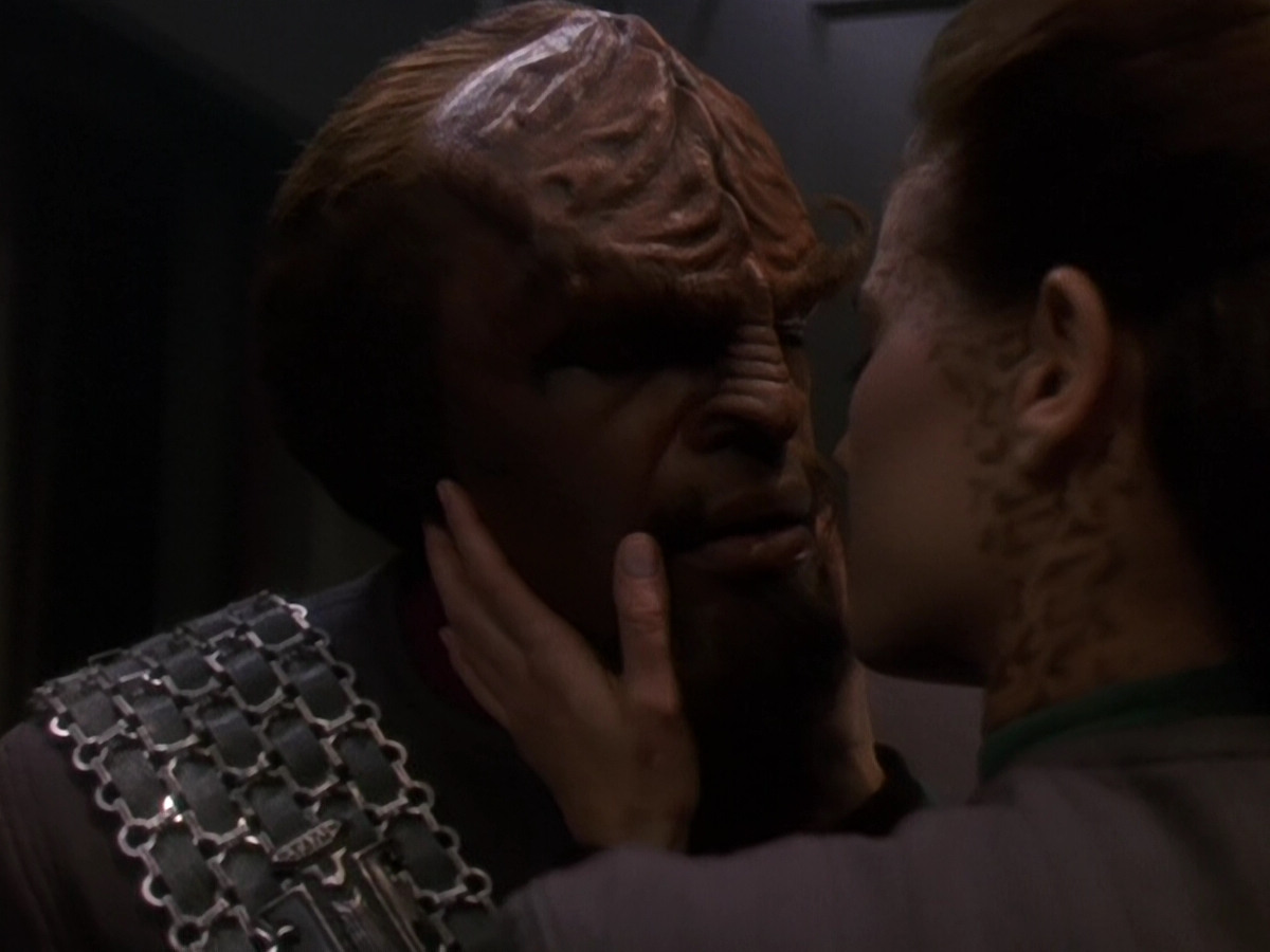 extant_StarTrek_DS9_5x26-CallToArms_03110.jpg