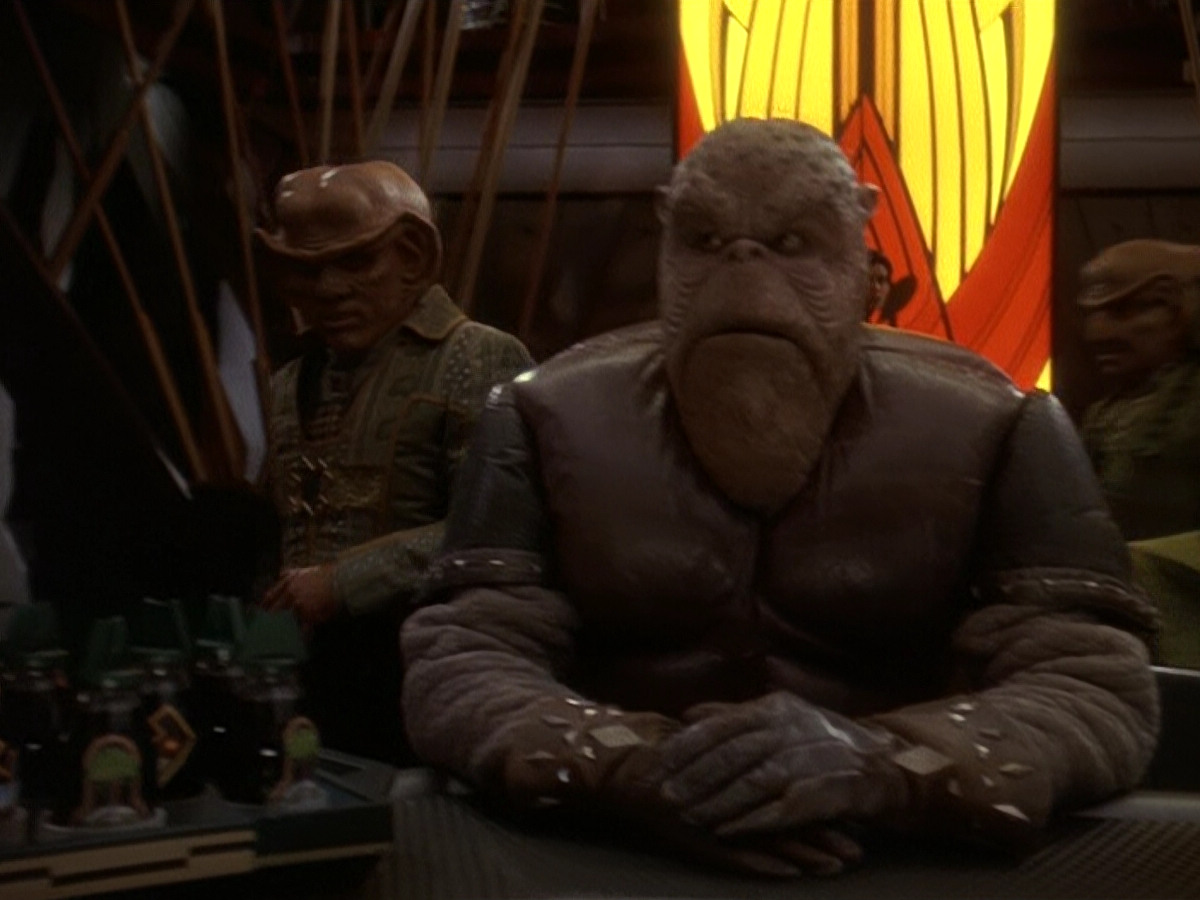 extant_StarTrek_DS9_5x26-CallToArms_03363.jpg