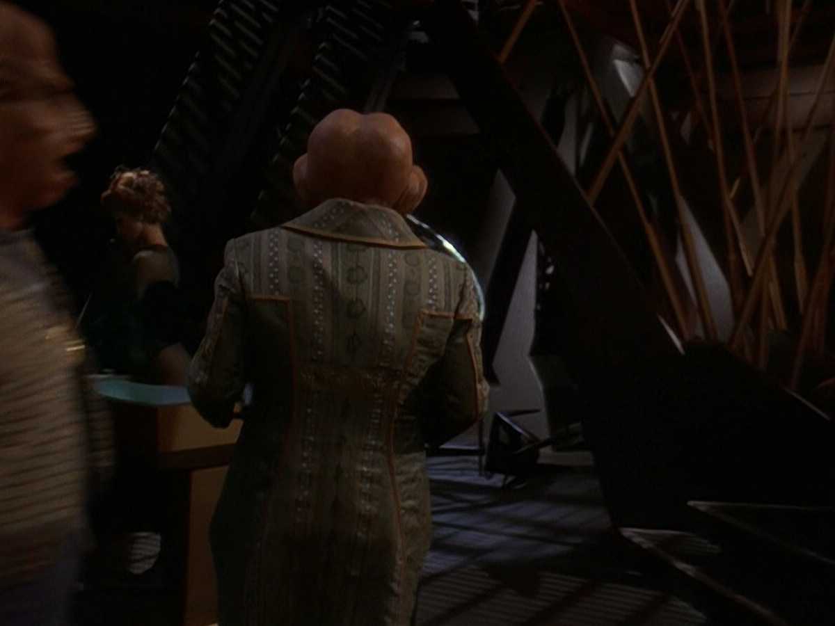 extant_StarTrek_DS9_5x26-CallToArms_03369.jpg