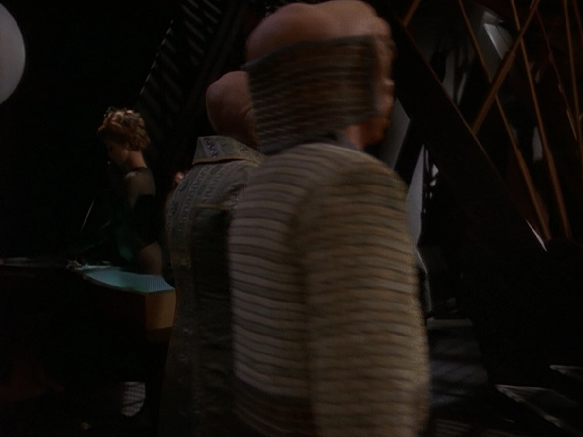 extant_StarTrek_DS9_5x26-CallToArms_03370.jpg