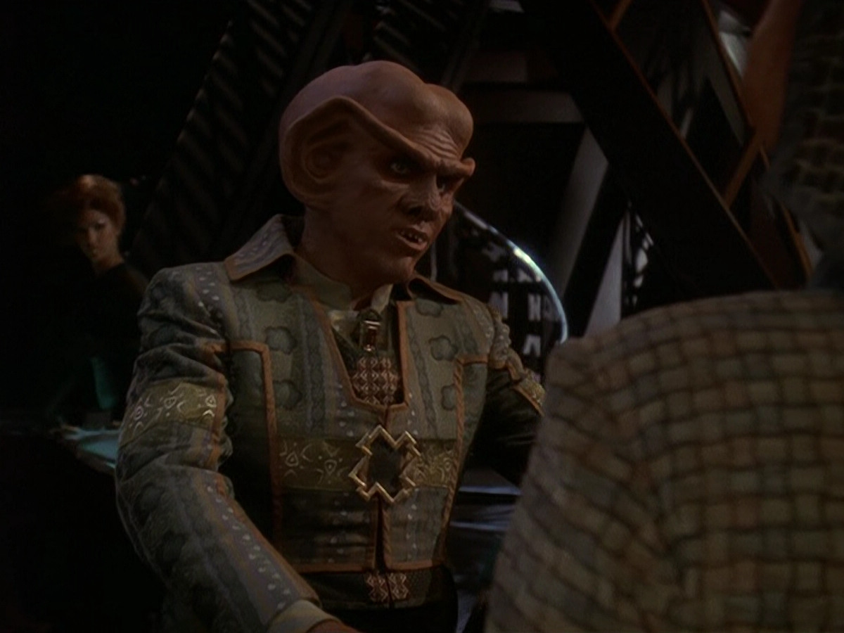 extant_StarTrek_DS9_5x26-CallToArms_03399.jpg