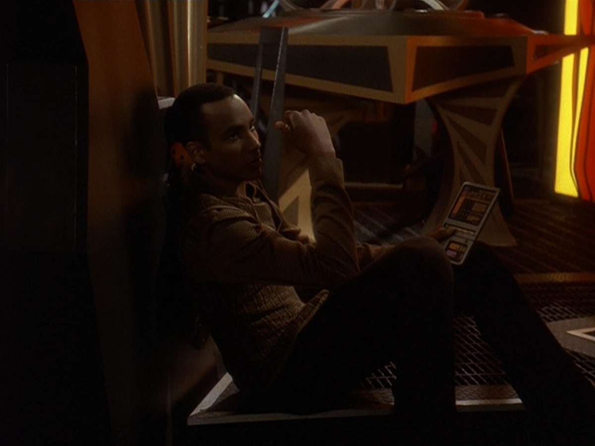 extant_StarTrek_DS9_5x26-CallToArms_03421.jpg