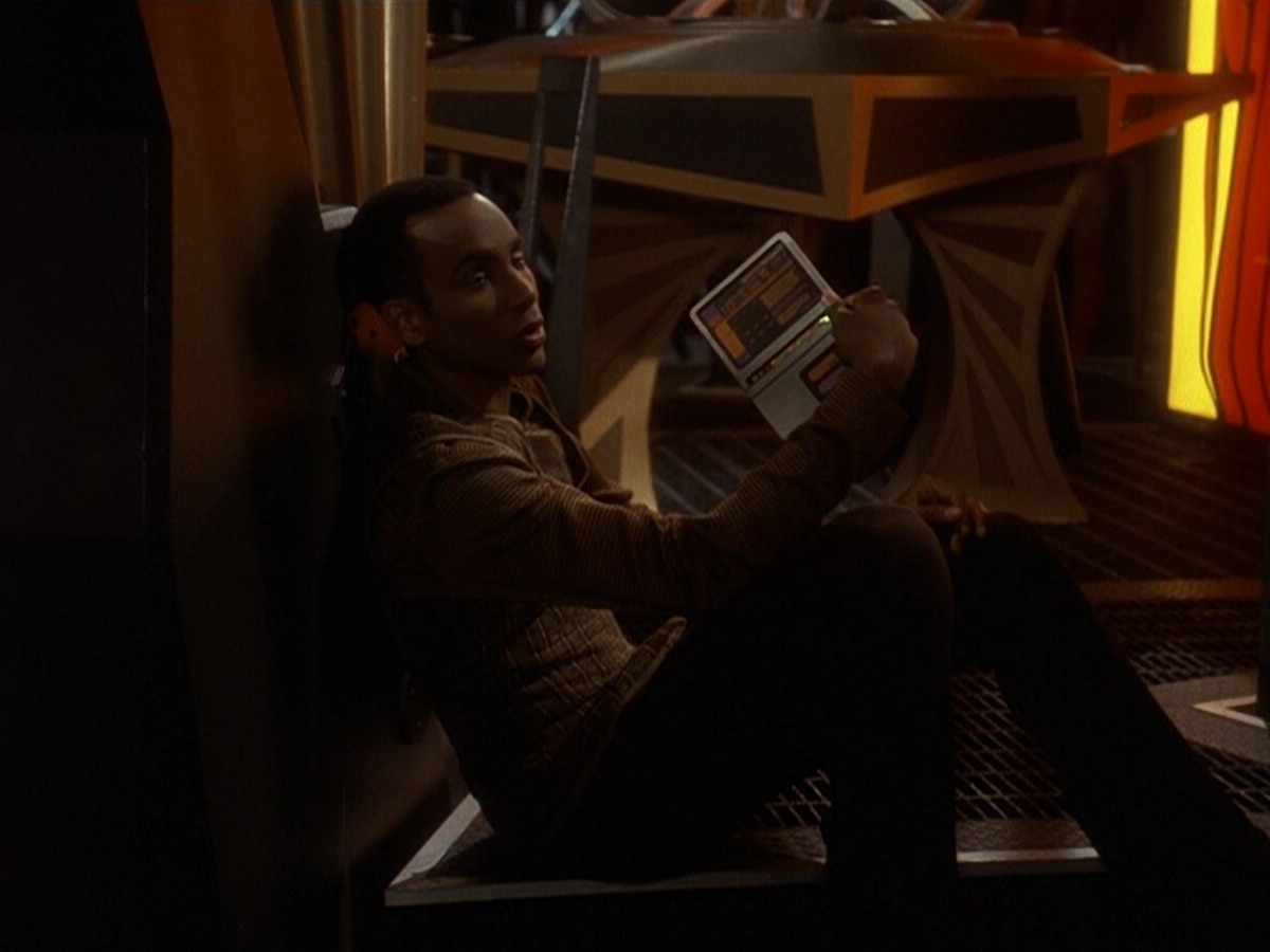 extant_StarTrek_DS9_5x26-CallToArms_03430.jpg