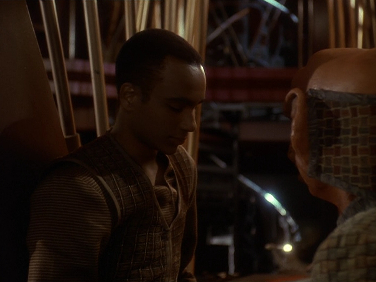 extant_StarTrek_DS9_5x26-CallToArms_03461.jpg