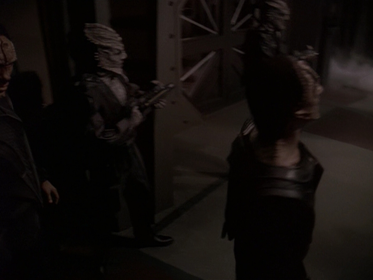 extant_StarTrek_DS9_5x26-CallToArms_03528.jpg