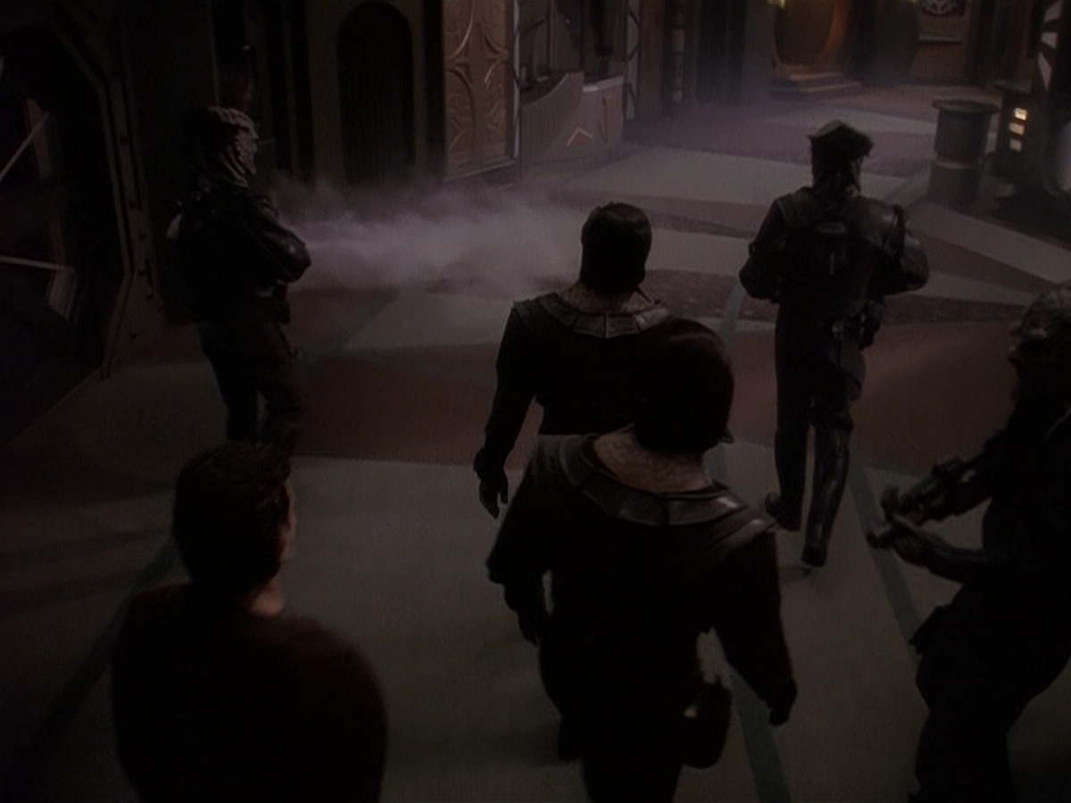 extant_StarTrek_DS9_5x26-CallToArms_03531.jpg