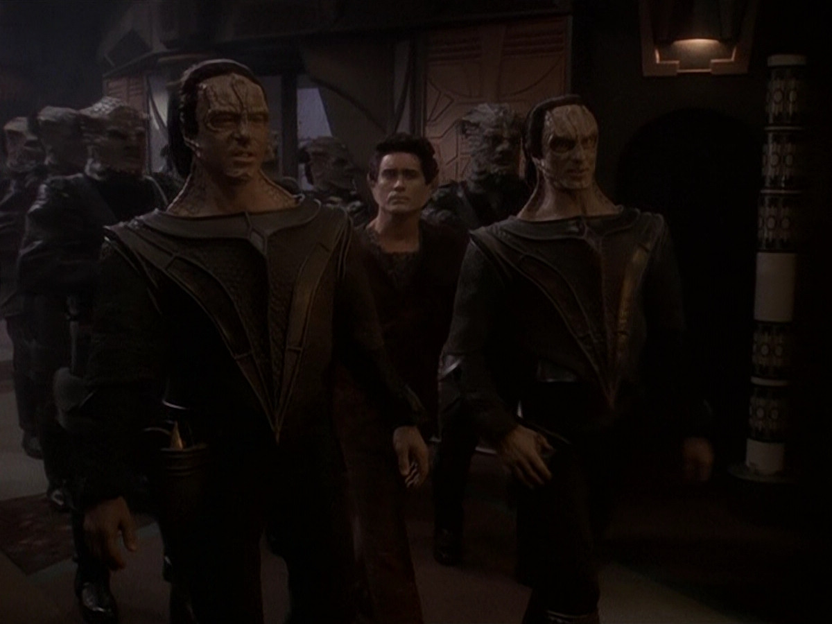 extant_StarTrek_DS9_5x26-CallToArms_03555.jpg