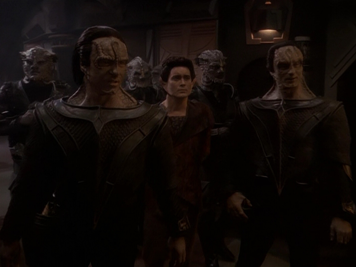 extant_StarTrek_DS9_5x26-CallToArms_03557.jpg