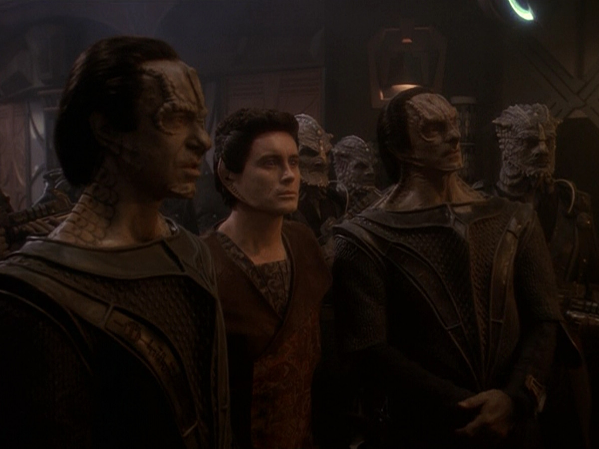 extant_StarTrek_DS9_5x26-CallToArms_03580.jpg