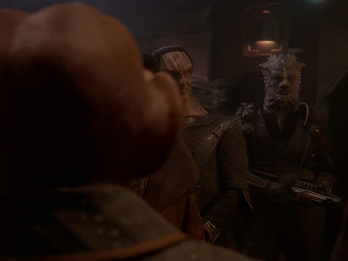 extant_StarTrek_DS9_5x26-CallToArms_03588.jpg
