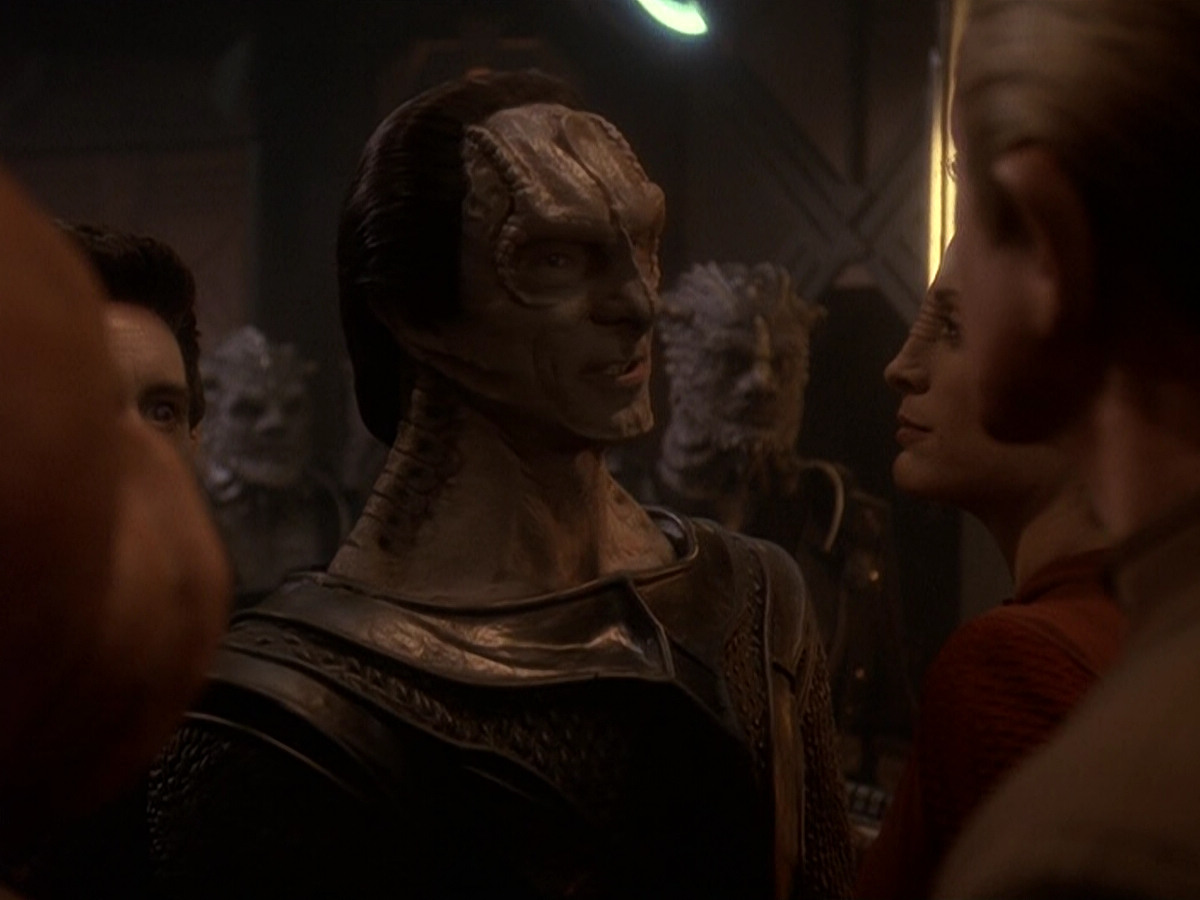 extant_StarTrek_DS9_5x26-CallToArms_03625.jpg