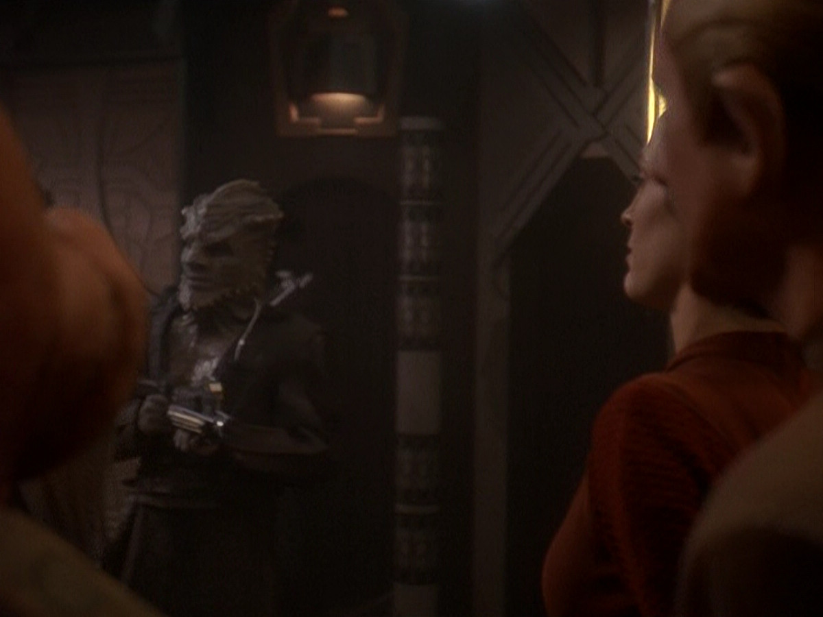 extant_StarTrek_DS9_5x26-CallToArms_03647.jpg