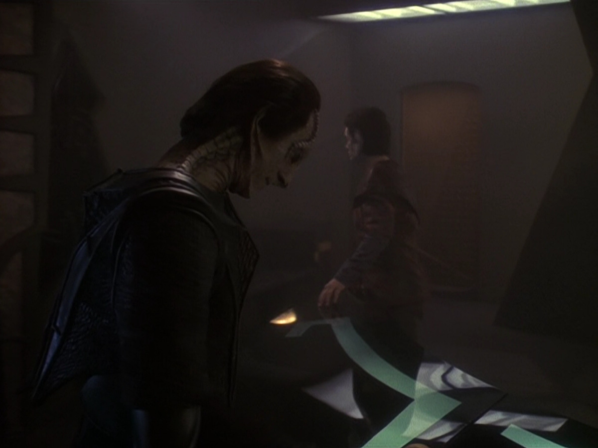 extant_StarTrek_DS9_5x26-CallToArms_03702.jpg