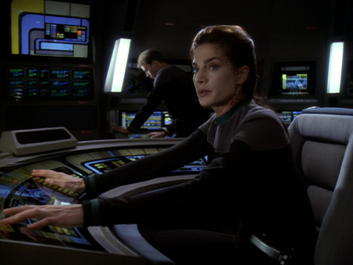 extant_StarTrek_DS9_6x01-ATimeToStand_00211.jpg