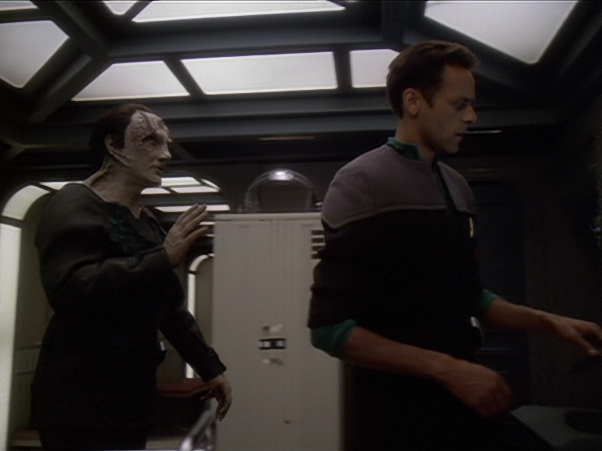 extant_StarTrek_DS9_6x01-ATimeToStand_00255.jpg