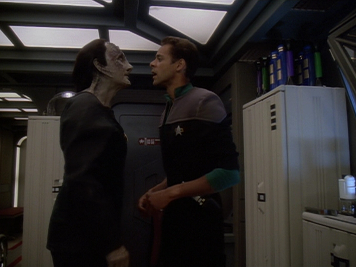 extant_StarTrek_DS9_6x01-ATimeToStand_00259.jpg